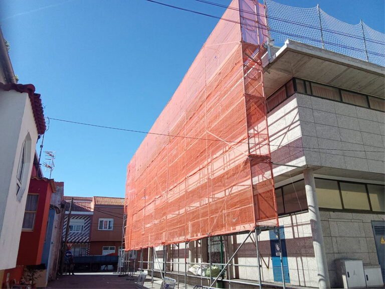 Fotografía de un edificio con andamios