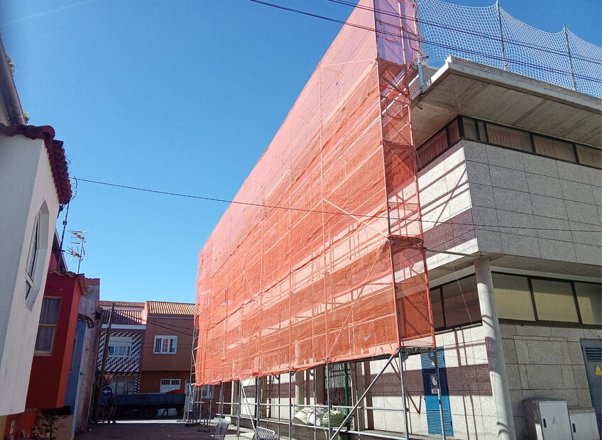 Fotografía de un edificio con andamios