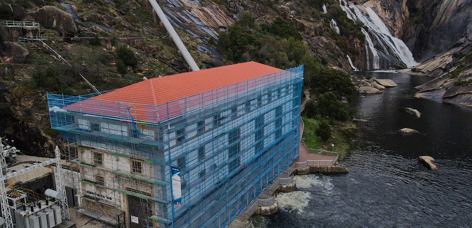 Una fotografía de un edificio histórico con andamios